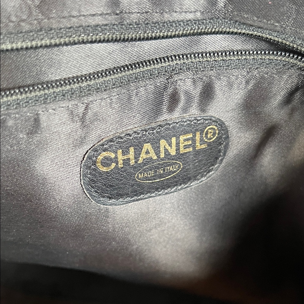 CHANEL • Authentic Vintage Shoulder Bag - Picture 7 of 12